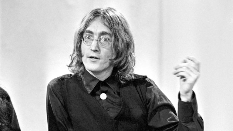 O chitară considerată pierdută a lui John Lennon a stabilit un record la licitaţie