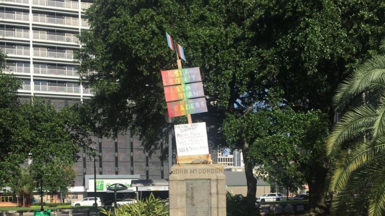 Protestatarii au doborât o statuie în New Orleans şi au aruncat-o în fluviul Mississippi – VIDEO
