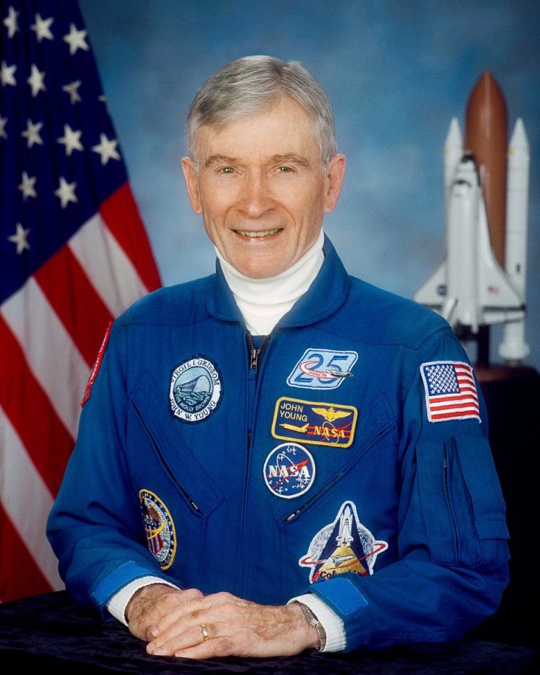 Astronautul John Young a murit la vârsta de 87 de ani