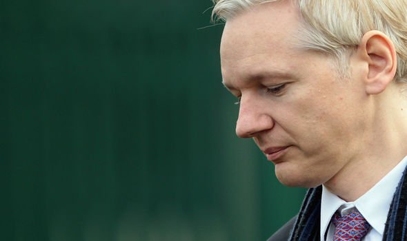 Assange va afla luni dacă va fi anchetat pentru viol în Suedia