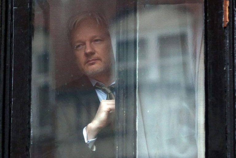 Londra respinge solicitarea Ecuadorului de a-i acorda statut diplomatic lui Julian Assange