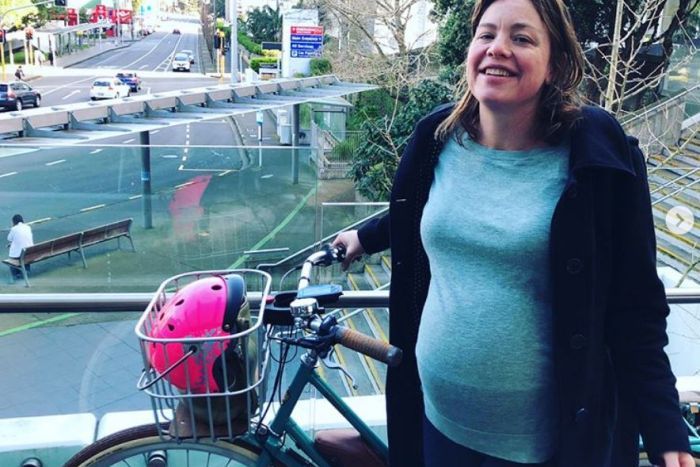 Noua Zeelandă: Ministrul pentru Drepturile Femeilor a mers pe bicicletă la spital pentru a naşte