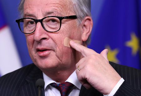 Juncker glumește cu ziariştii după ce s-a tăiat la bărbierit: Să nu credeţi că dna May mi-a provocat această rană