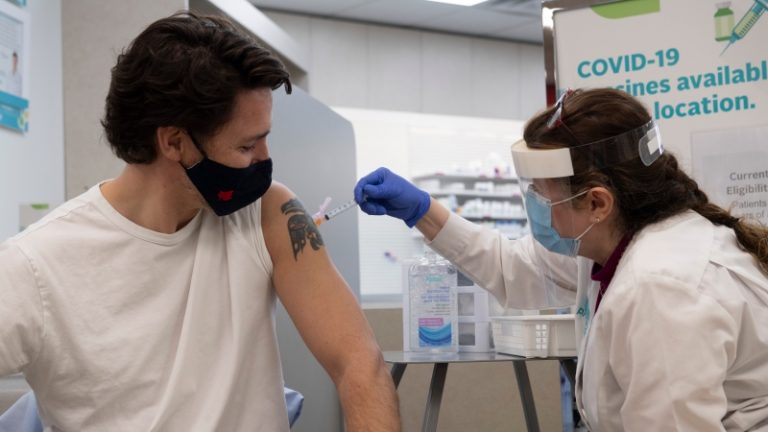 Justin Trudeau a primit prima doză a vaccinului AstraZeneca