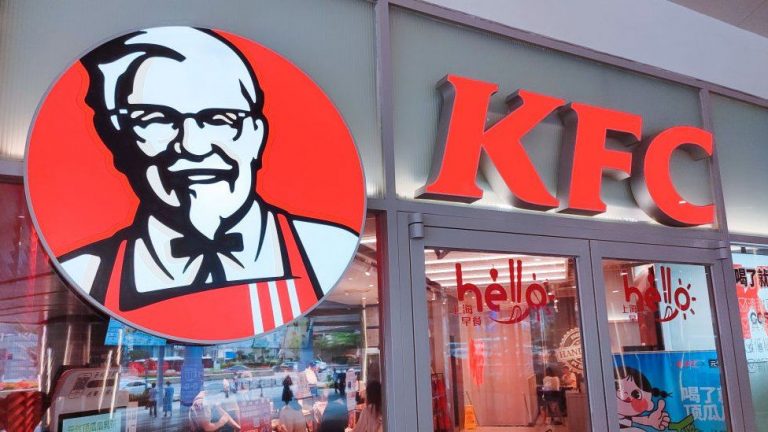 Scandal în Nigeria după ce unui om în scaun cu rotile i s-a interzis accesul într-un restaurant KFC