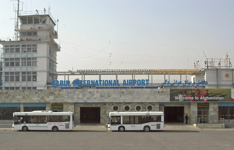 Toate zborurile civile şi militare au fost suspendate pe aeroportul din capitala Kabul