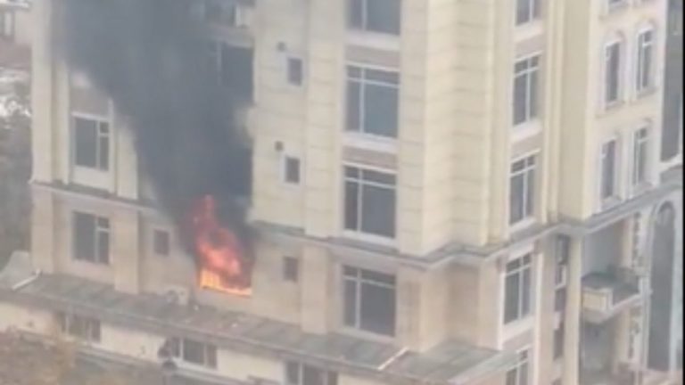 Explozie puternică şi focuri de armă la Kabul lângă un hotel frecventat de oameni de afaceri chinezi