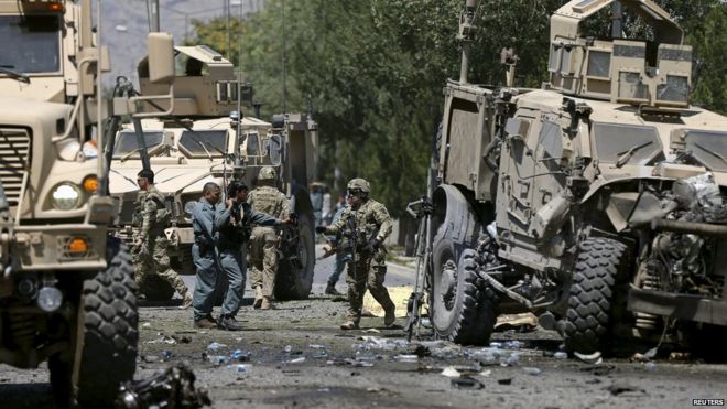 Atac sinucigaş asupra un convoi danez al NATO în Afganistan; Mai mulţi civili au fost răniţi