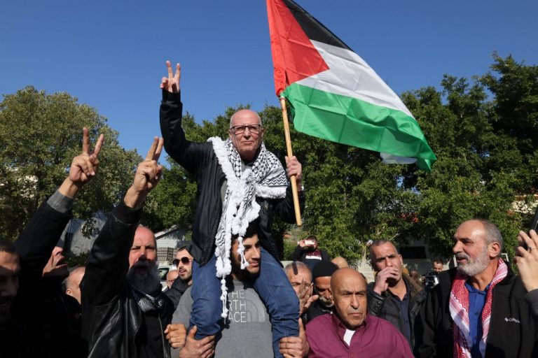 Un deţinut arab israelian, devenit un simbol printre palestinieni, a fost eliberat după 40 de ani în închisoare