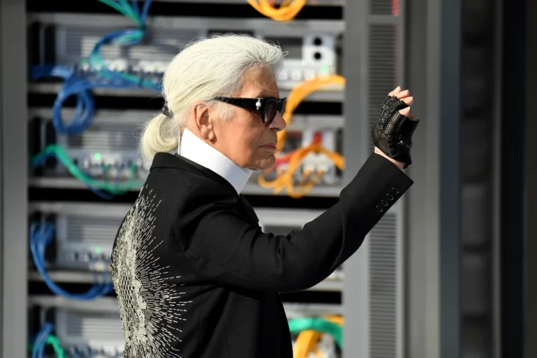 Motivele incredibile pentru care designerul Karl Lagerfeld a purtat ochelari de soare timp de 52 de ani