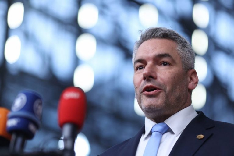 Partidul cancelarului austriac Nehammer nu vrea să accepte programul electoral al PPE, pentru că nu este de acord cu intrarea României în Schengen