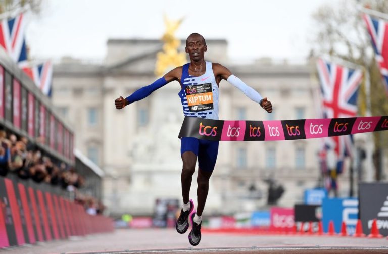 Kelvin Kiptum, deținătorul recordului mondial la maraton, a murit într-un accident rutier în Kenya