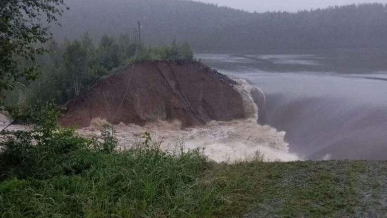Ploile abundente au provocat ruperea unui baraj în centrul Rusiei
