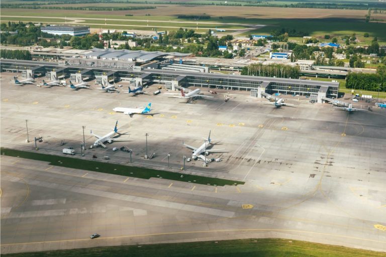 Imagini din satelit arată că aeroportul internațional din Kiev pare nevătămat, dar pistele sunt blocate de vehicule