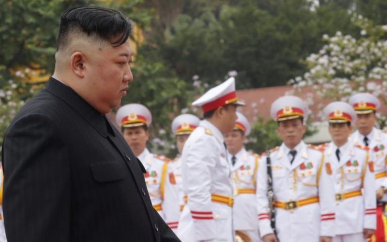 Kim Jong Un i-a adus un omagiu liderului revoluţionar vietnamez Ho Şi Min, înainte de a pleca spre China