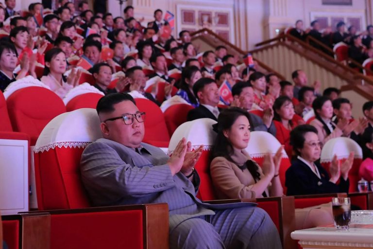 Influenta mătuşă a lui Kim Jong Un apare în public alături de el, la 6 ani de la executarea soţului ei