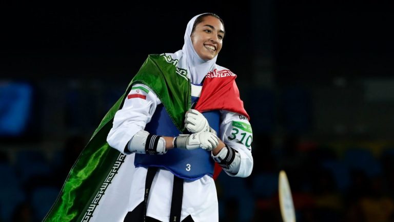 Singura sportivă iraniană medaliată la JO a părăsit Iranul: ‘Nu am mai vrut să fiu parte a ipocriziei, minciunilor, nedreptăţii şi linguşirilor’