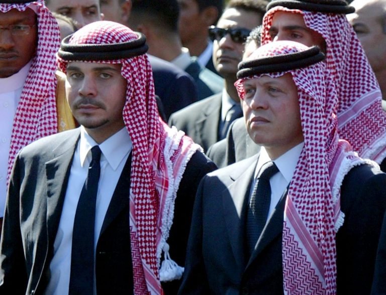 Regele Abdullah al II-lea al Iordaniei şi fratele său vitreg prinţul Hamza, împreună pentru prima dată după tentativa de revoltă
