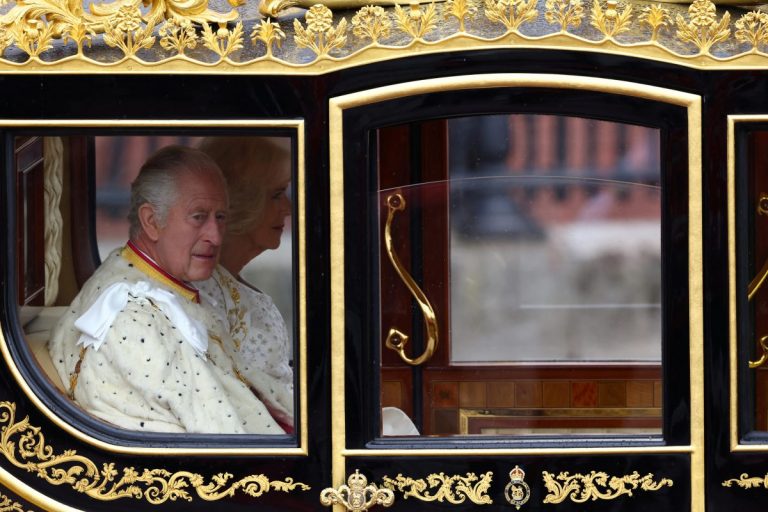 Regele Charles Şi Camilla părăsesc Palatul Buckingham pentru Westminster Abbey