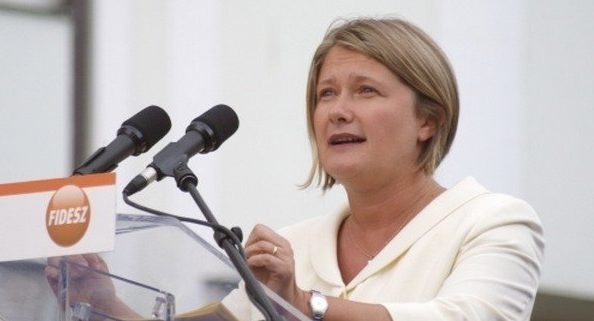 O eurodeputată FIDESZ acuză o tentativă a UE de a ‘înjunghia pe la spate’ Polonia