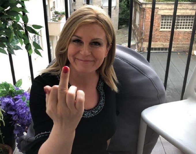 Fosta preşedintă croată  îi răspunde cu degetul mijlociu ridicat unui politician care a vorbit despre avort