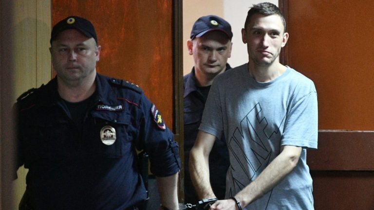 Justiția rusă reduce pedeapsa cu închisoarea aplicată protestatarului Konstantin Kotov