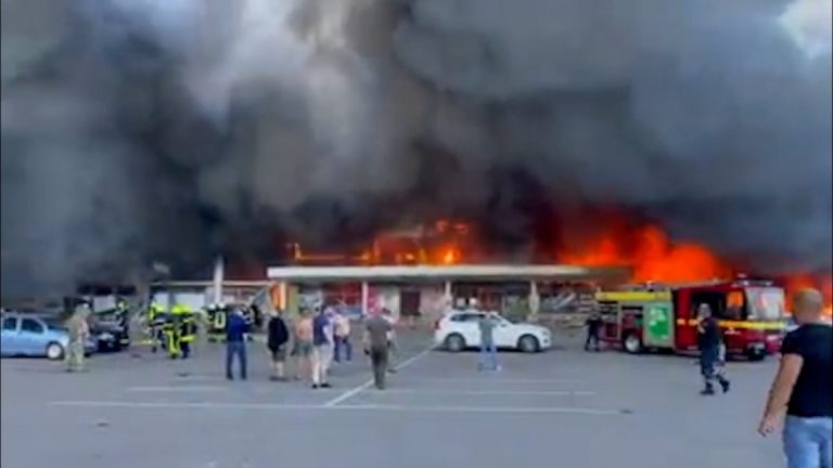 Cel puțin 10 persoane au murit în urma atacului aerian asupra centrului comercial din Kremenciuk