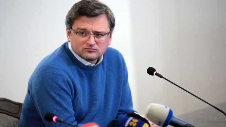 Ucraina suspendă serviciile consulare pentru bărbaţii care ‘fug de armată’ peste hotare