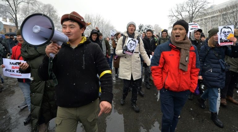 Pe jos sau pe cal, peste 1.000 de persoane au manifestat în Kârgâzstan împotriva unei investiţii chineze