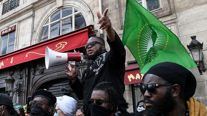 Guvernul francez desființează organizația Liga de Apărare Neagră Africană din cauza apelurilor sale ‘la ură’