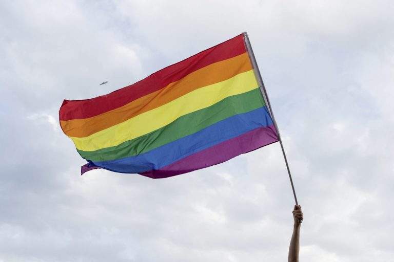 Activişti LGBTQ+ au protestat după ce o profesoară feministă, acuzată de transfobie, a fost invitată la Oxford
