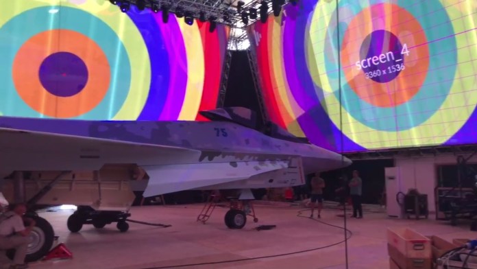 Compania aeronautică Suhoi i-a prezentat lui Putin avionul LTS ‘Checkmate’, nedetectabil de radare