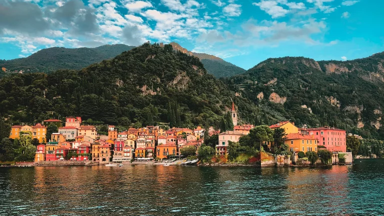 Turiștii care plănuiesc să viziteze Lacul Como din Italia, ar putea achita o taxă de vizitare