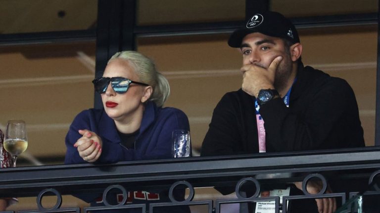 Lady Gaga l-a prezentat pe logodnicul ei premierului francez Gabriel Attal în tribunele de la Arena La Défense