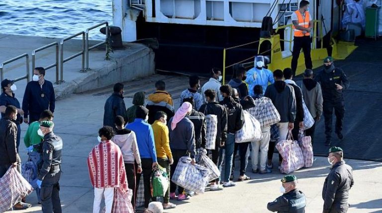 Tabăra de refugiaţi de pe insula italiană Lampedusa a devenit din nou supraaglomerată