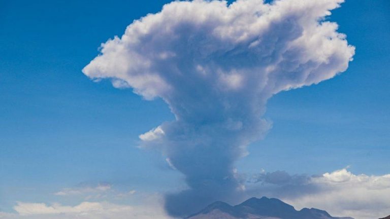 Vulcanul Lascar din Chile emite un semnal seismic şi îşi intensifică activitatea