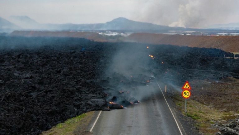 Lava a acoperit un drum principal din Islanda și se îndreaptă spre un oraș din sud-vestul insulei