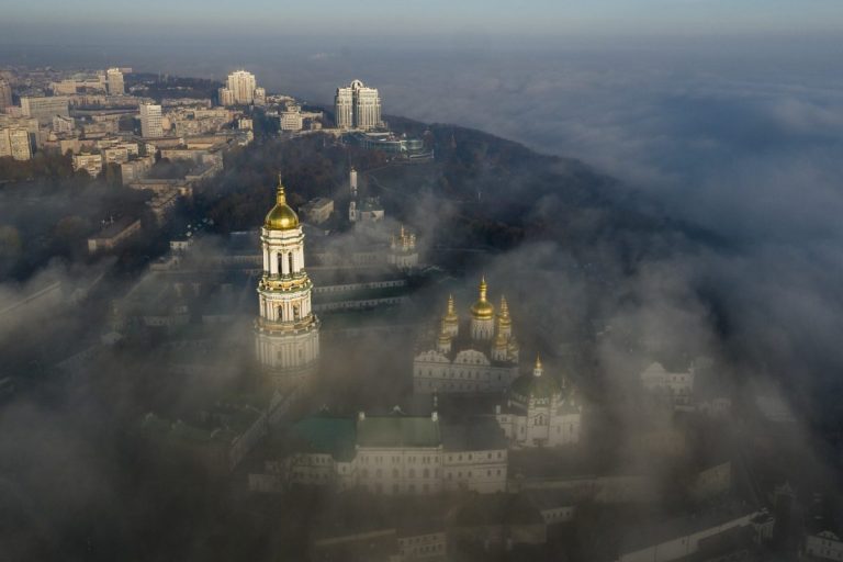 Călugării de la o mănăstire istorică din Kiev sfidează evacuarea