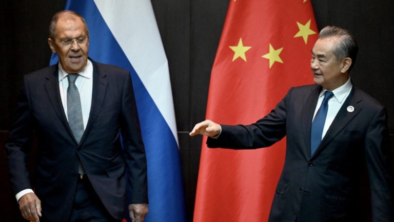 Miniştrii de externe ai Chinei şi Rusiei negociază o alternativă eurasiatică la NATO propusă de Rusia