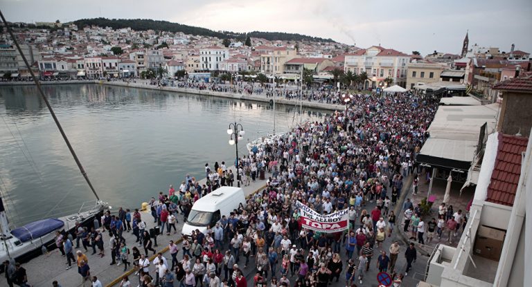500 de solicitanţi de azil au fost transferaţi din insula Lesbos în Grecia continentală