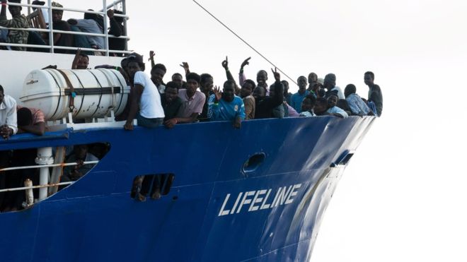 ONG-ul Mission Lifeline îi dă replica lui Salvini: “Nu avem carne la bord, ci doar oameni”