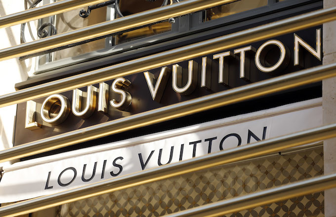 FOTO – Louis Vuitton, acuzat că a copiat o ie tradițională românească în noua colecție