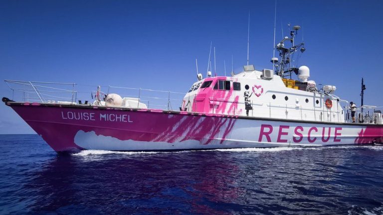 Garda de Coastă italiană a evacuat 49 de persoane de pe nava de salvare închiriată de Banksy, care lansase un apel la ajutor