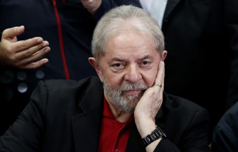 Fostul preşedinte brazilian Lula da Silva, aclamat de susţinători la funeraliile nepotului său