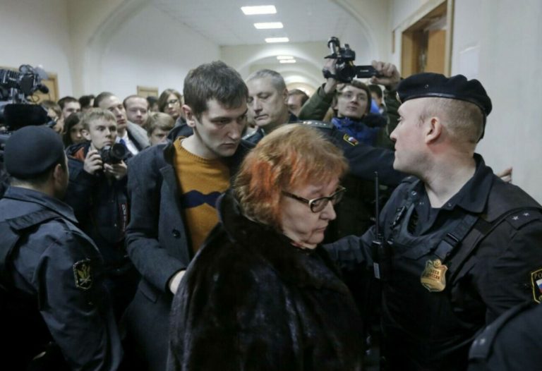 Mama lui Navalnîi a primit acces pentru a vedea corpul fiului său la morgă