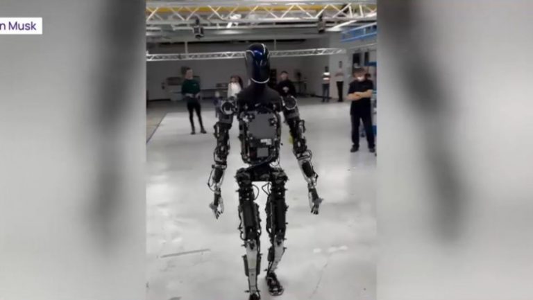 Musk l-a scos la plimbare pe Optimus, robotul umanoid al Tesla
