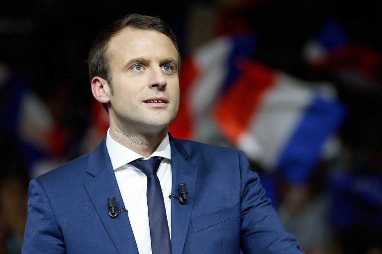Macron îşi electrizează trupele în cursul unui miting uriaş în apropiere de Paris