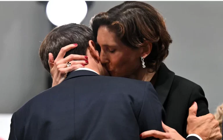 Sărutul dintre Macron și ministra sportului a provocat agitație în Franța