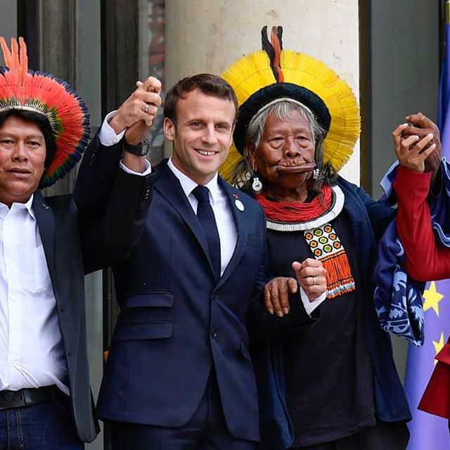 Emmanuel Macron s-a întâlnit cu cacique Raoni, un cunoscut şef de trib amazonian