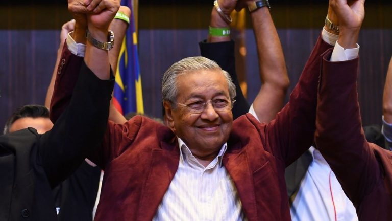 Alegeri istorice în Malaezia: Mahathir Mohamed va deveni, la 92 de ani, cel mai bătrân prim-ministru din lume; o nouă coaliţie se află la putere pentru prima dată în 60 de ani
